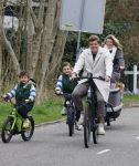 Loosdrecht 17 maart 2024
Jaap Reesema en Kim Kotter met hun kinderen aan het fietsen .