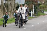 Loosdrecht 17 maart 2024
Jaap Reesema en Kim Kotter met hun kinderen aan het fietsen .