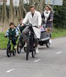 Loosdrecht 17 maart 2024
Jaap Reesema en Kim Kotter met hun kinderen aan het fietsen .
