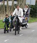 Loosdrecht 17 maart 2024
Jaap Reesema en Kim Kotter met hun kinderen aan het fietsen .