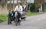 Loosdrecht 17 maart 2024
Jaap Reesema en Kim Kotter met hun kinderen aan het fietsen .