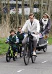 Loosdrecht 17 maart 2024
Jaap Reesema en Kim Kotter met hun kinderen aan het fietsen .