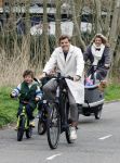 Loosdrecht 17 maart 2024
Jaap Reesema en Kim Kotter met hun kinderen aan het fietsen .