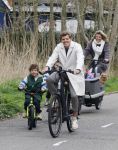 Loosdrecht 17 maart 2024
Jaap Reesema en Kim Kotter met hun kinderen aan het fietsen .