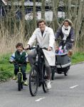 Loosdrecht 17 maart 2024
Jaap Reesema en Kim Kotter met hun kinderen aan het fietsen .
