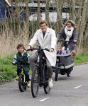 Loosdrecht 17 maart 2024
Jaap Reesema en Kim Kotter met hun kinderen aan het fietsen .