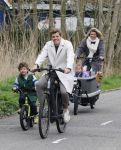 Loosdrecht 17 maart 2024
Jaap Reesema en Kim Kotter met hun kinderen aan het fietsen .