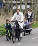 Loosdrecht 17 maart 2024
Jaap Reesema en Kim Kotter met hun kinderen aan het fietsen .