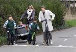 Loosdrecht 17 maart 2024
Jaap Reesema en Kim Kotter met hun kinderen aan het fietsen .