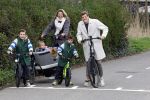 Loosdrecht 17 maart 2024
Jaap Reesema en Kim Kotter met hun kinderen aan het fietsen .