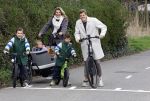 Loosdrecht 17 maart 2024
Jaap Reesema en Kim Kotter met hun kinderen aan het fietsen .