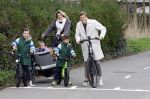Loosdrecht 17 maart 2024
Jaap Reesema en Kim Kotter met hun kinderen aan het fietsen .