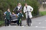 Loosdrecht 17 maart 2024
Jaap Reesema en Kim Kotter met hun kinderen aan het fietsen .
