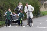 Loosdrecht 17 maart 2024
Jaap Reesema en Kim Kotter met hun kinderen aan het fietsen .