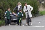 Loosdrecht 17 maart 2024
Jaap Reesema en Kim Kotter met hun kinderen aan het fietsen .