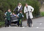 Loosdrecht 17 maart 2024
Jaap Reesema en Kim Kotter met hun kinderen aan het fietsen .