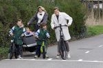 Loosdrecht 17 maart 2024
Jaap Reesema en Kim Kotter met hun kinderen aan het fietsen .