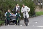 Loosdrecht 17 maart 2024
Jaap Reesema en Kim Kotter met hun kinderen aan het fietsen .