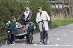 Loosdrecht 17 maart 2024
Jaap Reesema en Kim Kotter met hun kinderen aan het fietsen .