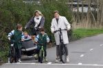 Loosdrecht 17 maart 2024
Jaap Reesema en Kim Kotter met hun kinderen aan het fietsen .