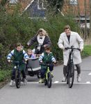 Loosdrecht 17 maart 2024
Jaap Reesema en Kim Kotter met hun kinderen aan het fietsen .