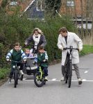 Loosdrecht 17 maart 2024
Jaap Reesema en Kim Kotter met hun kinderen aan het fietsen .