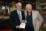 Rotterdam 1 maart 2024
Boekpresntatie Jaap v Deurzen bij boekenwinkel Donner in Rotterdam. Jaap v Deurzen met burgemeester Aboutaleb van Rotterdam
