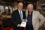 Rotterdam 1 maart 2024
Boekpresntatie Jaap v Deurzen bij boekenwinkel Donner in Rotterdam. Jaap v Deurzen met burgemeester Aboutaleb van Rotterdam