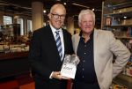 Rotterdam 1 maart 2024
Boekpresntatie Jaap v Deurzen bij boekenwinkel Donner in Rotterdam. Jaap v Deurzen met burgemeester Aboutaleb van Rotterdam