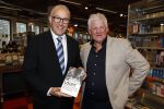 Rotterdam 1 maart 2024
Boekpresntatie Jaap v Deurzen bij boekenwinkel Donner in Rotterdam. Jaap v Deurzen met burgemeester Aboutaleb van Rotterdam