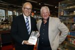 Rotterdam 1 maart 2024
Boekpresntatie Jaap v Deurzen bij boekenwinkel Donner in Rotterdam. Jaap v Deurzen met burgemeester Aboutaleb van Rotterdam