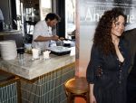 Amsterdam 19 maart 2024
Boekpresentatie Angelique Woudenberg in restaurant Breda. Katja Schuurman met op achtergrond haar ex Freek v Noordwijk