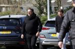 Hoogwoud 29 maart 2024
Marco Borsato en een vriend bij tuincentrum de Boet . Marco ging daar naartoe in zijn porsche Taycan.