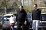 Hoogwoud 29 maart 2024
Marco Borsato en een vriend bij tuincentrum de Boet . Marco ging daar naartoe in zijn porsche Taycan.