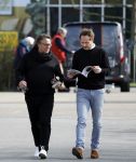 Hoogwoud 29 maart 2024
Marco Borsato en een vriend bij tuincentrum de Boet . Marco ging daar naartoe in zijn porsche Taycan.