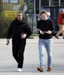 Hoogwoud 29 maart 2024
Marco Borsato en een vriend bij tuincentrum de Boet . Marco ging daar naartoe in zijn porsche Taycan.
