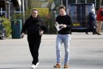 Hoogwoud 29 maart 2024
Marco Borsato en een vriend bij tuincentrum de Boet . Marco ging daar naartoe in zijn porsche Taycan.