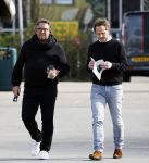 Hoogwoud 29 maart 2024
Marco Borsato en een vriend bij tuincentrum de Boet . Marco ging daar naartoe in zijn porsche Taycan.