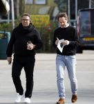 Hoogwoud 29 maart 2024
Marco Borsato en een vriend bij tuincentrum de Boet . Marco ging daar naartoe in zijn porsche Taycan.