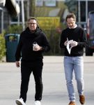 Hoogwoud 29 maart 2024
Marco Borsato en een vriend bij tuincentrum de Boet . Marco ging daar naartoe in zijn porsche Taycan.