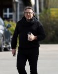 Hoogwoud 29 maart 2024
Marco Borsato en een vriend bij tuincentrum de Boet . Marco ging daar naartoe in zijn porsche Taycan.