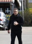 Hoogwoud 29 maart 2024
Marco Borsato en een vriend bij tuincentrum de Boet . Marco ging daar naartoe in zijn porsche Taycan.
