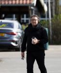 Hoogwoud 29 maart 2024
Marco Borsato en een vriend bij tuincentrum de Boet . Marco ging daar naartoe in zijn porsche Taycan.
