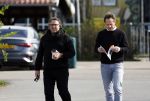 Hoogwoud 29 maart 2024
Marco Borsato en een vriend bij tuincentrum de Boet . Marco ging daar naartoe in zijn porsche Taycan.