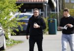 Hoogwoud 29 maart 2024
Marco Borsato en een vriend bij tuincentrum de Boet . Marco ging daar naartoe in zijn porsche Taycan.