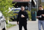 Hoogwoud 29 maart 2024
Marco Borsato en een vriend bij tuincentrum de Boet . Marco ging daar naartoe in zijn porsche Taycan.