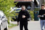 Hoogwoud 29 maart 2024
Marco Borsato en een vriend bij tuincentrum de Boet . Marco ging daar naartoe in zijn porsche Taycan.