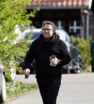 Hoogwoud 29 maart 2024
Marco Borsato en een vriend bij tuincentrum de Boet . Marco ging daar naartoe in zijn porsche Taycan.