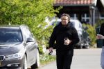 Hoogwoud 29 maart 2024
Marco Borsato en een vriend bij tuincentrum de Boet . Marco ging daar naartoe in zijn porsche Taycan.