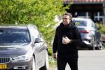 Hoogwoud 29 maart 2024
Marco Borsato en een vriend bij tuincentrum de Boet . Marco ging daar naartoe in zijn porsche Taycan.